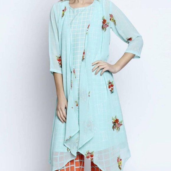 Floral cape kurti set. - Picture 16 of 16